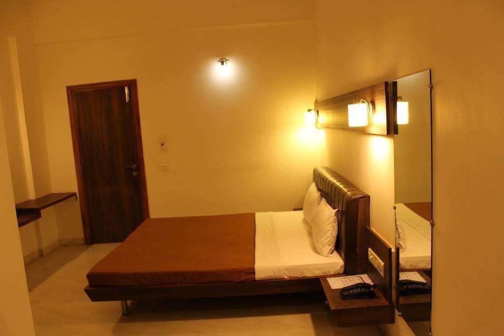 Hotel Grand 3D Бхудж Экстерьер фото