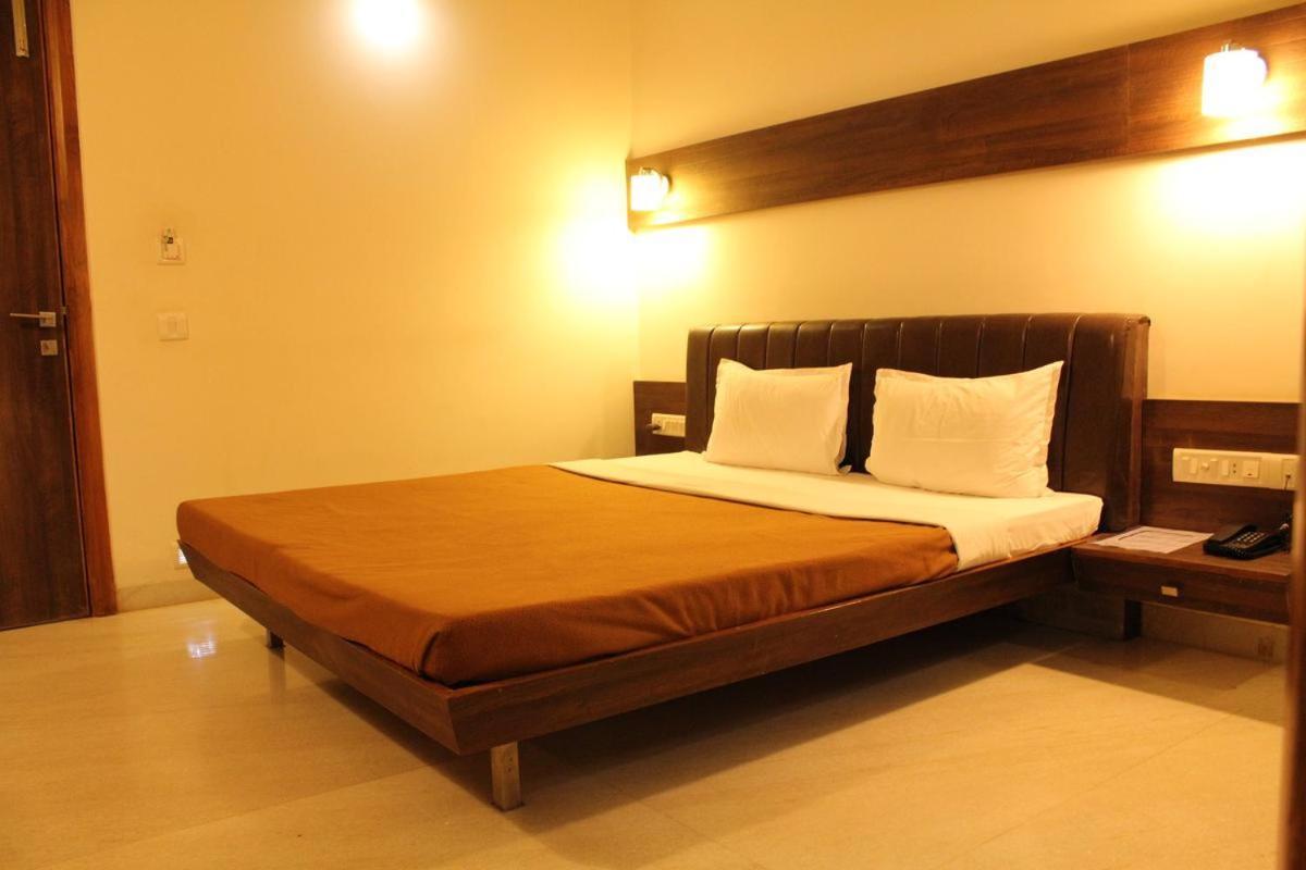 Hotel Grand 3D Бхудж Экстерьер фото